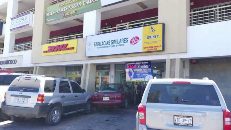 Vehículo se introduce a farmacia en Mazatlán