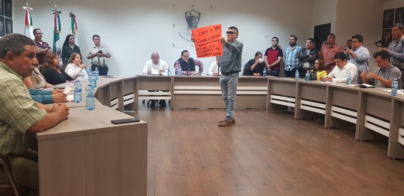 Acuden a manifestarse y no encuentran gobierno: locatarios mercado 30