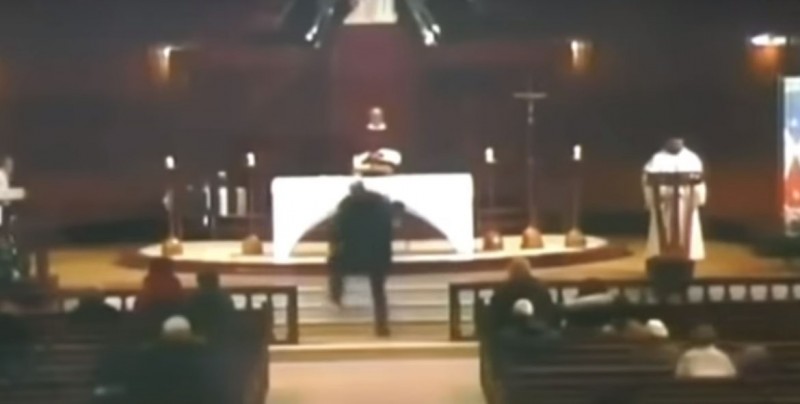 #Video Sacerdote es apuñalado mientras oficiaba misa en Montreal