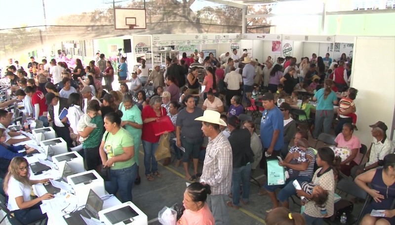 Acuden cientos de personas a jornada de apoyo en Villa Unión