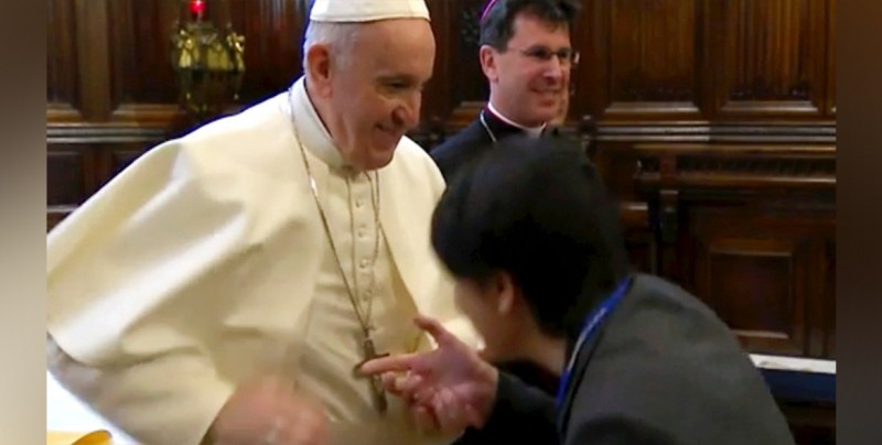 Tras polémico video, el Papa Francisco aclara por qué no quiere que le besen la mano