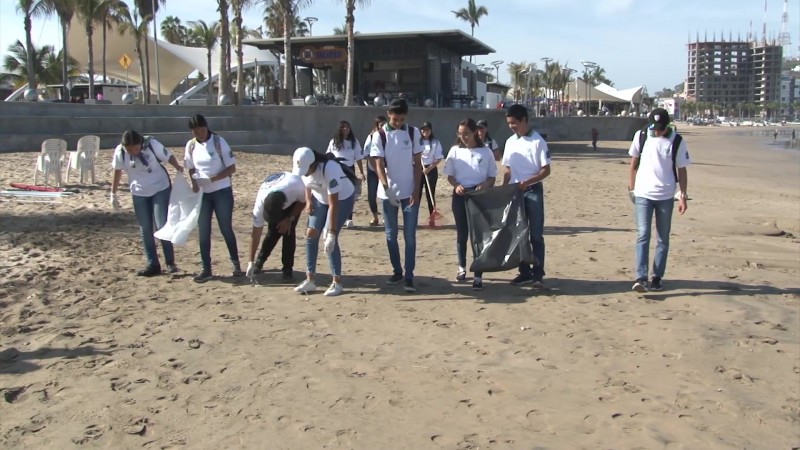 Salen a limpiar las playas mazatlecas previo a Semana Santa