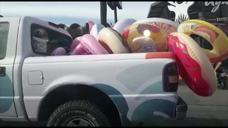 Vehículo oficial circula con inflables por la zona turística de Mazatlán