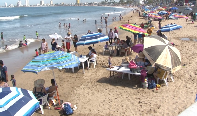 Más de 60 mil personas abarrotan las playas de Mazatlán