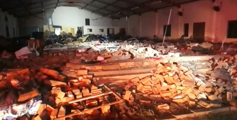 Mueren 13 personas tras colapsar una iglesia