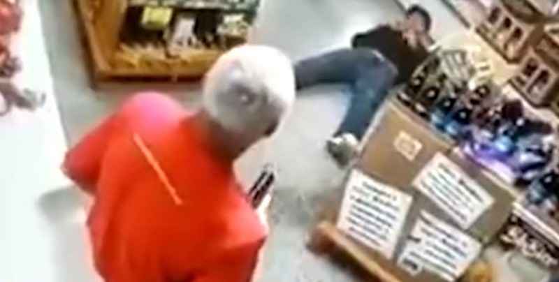 VIDEO: Delincuente entra a robar a tienda y se lleva un disparo en la espalda