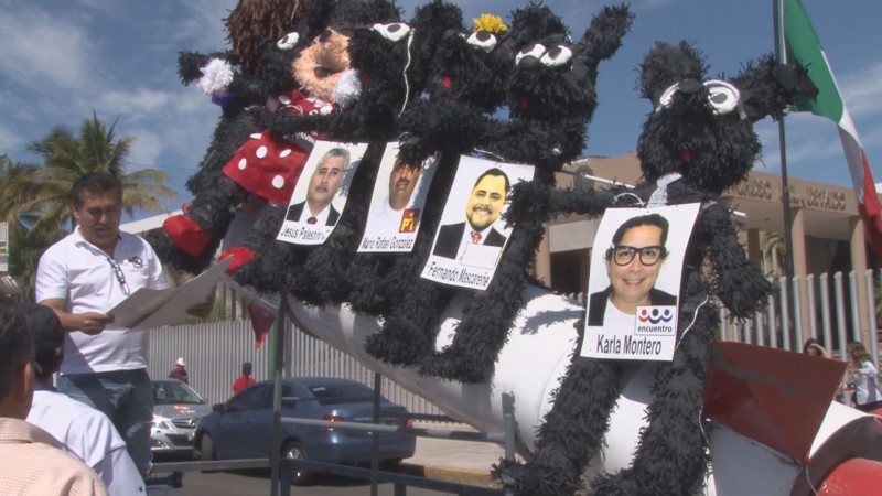 Se manifiestan con piñatas en forma de rata en el Congreso