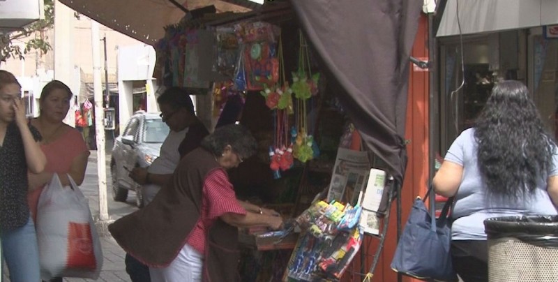 Buscan reducir el número de vendedores ambulantes en el centro
