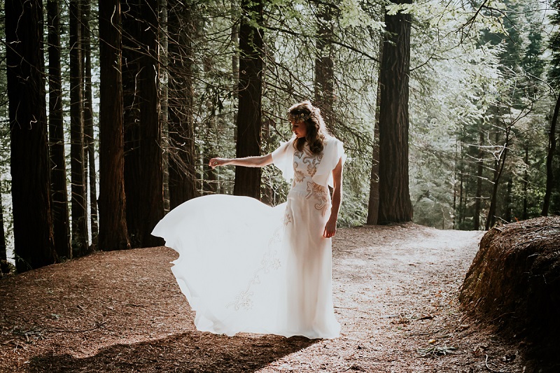 Mujer cuelga su vestido de novia con furioso mensaje