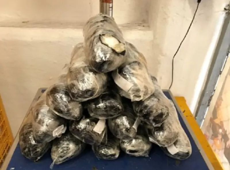 Encuentran 7 kilos de droga en aeropuerto de Mazatlán