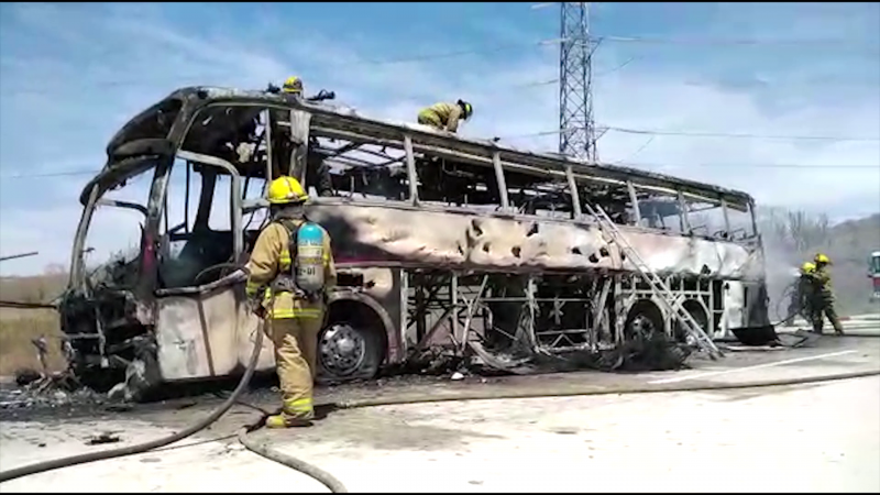 Se incendia camión de pasajeros
