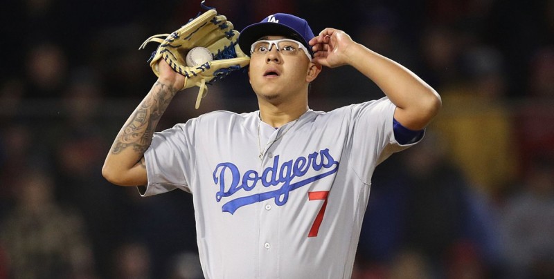 Pitcher mexicano Julio Urías paga fianza tras arresto por violencia doméstica