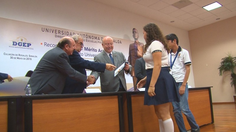 Entregan reconocimiento Rafael Buelna Tenorio a estudiantes de bachillerato