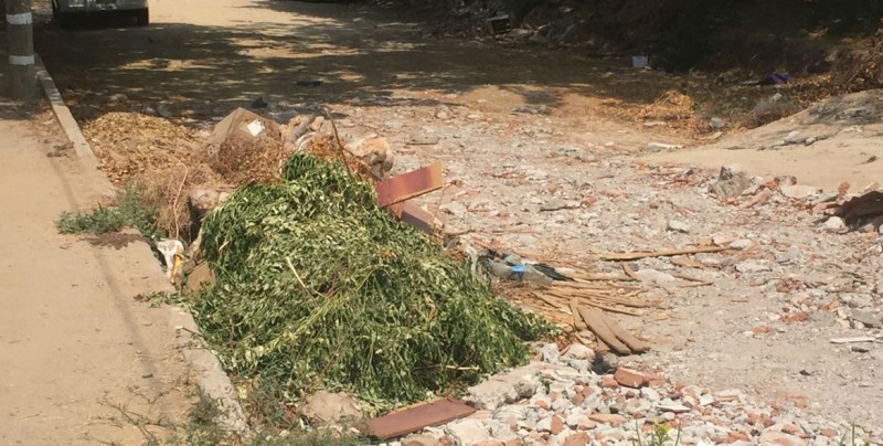 Mucho escombro, basura, llantas, en la calle Bahía de Ohuira