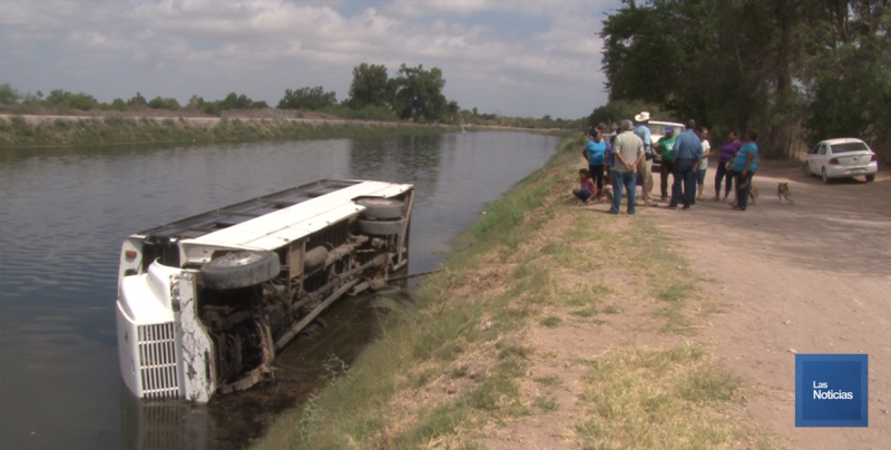 Camión Urbano cayó al Canal Bajo en Obregón