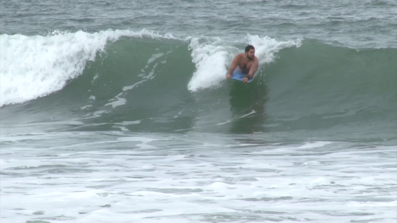 Surfistas aprovechan el oleaje en Mazatlán