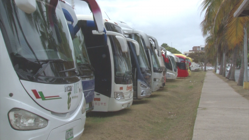 Llegan turistas a Mazatlán a bordo de camiones charteros