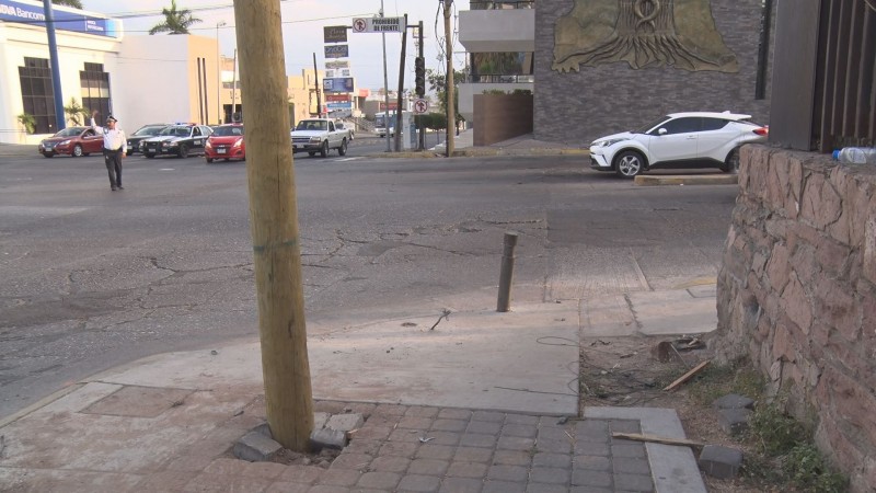 Colocan postes caídos tras accidente por la Obregón