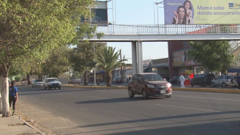 Uso de puentes peatonales y cruzar por la esquina pueden salvar vidas