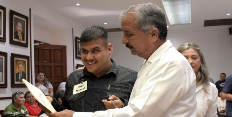 Jesús Estrada entrega de reconocimientos del curso de tiflotecnología