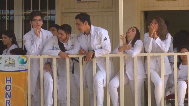 Se analiza la inclusión de pasantes de medicina a los programas de becas