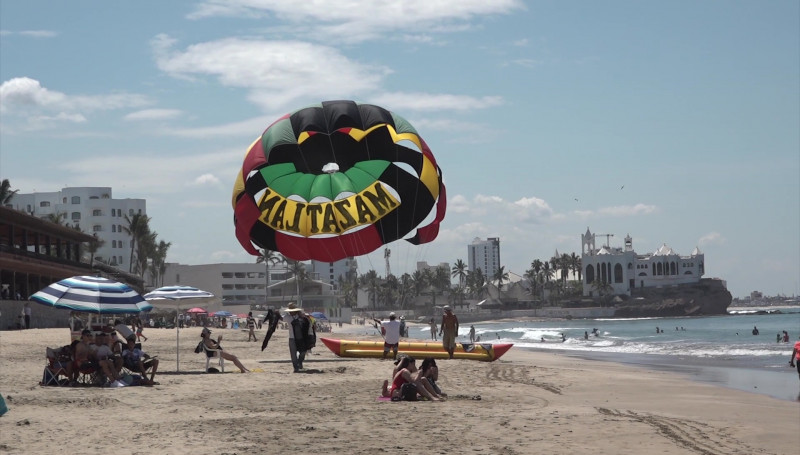 Ni el fuerte calor detiene a los turistas que disfrutan sus vacaciones en Mazatlán