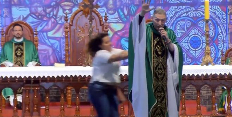 Mujer empuja del escenario a famoso sacerdote en plena misa