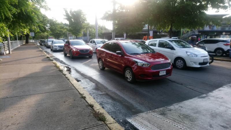 Automovilistas molestos por la colocación de cruce peatonal sobre malecón