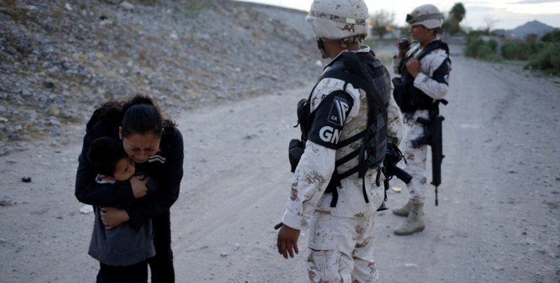 VIRAL: Migrante llora con su hijo ante Guardia Nacional