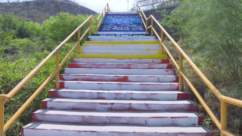 Vandalizan escaleras de colores en la Pérgola