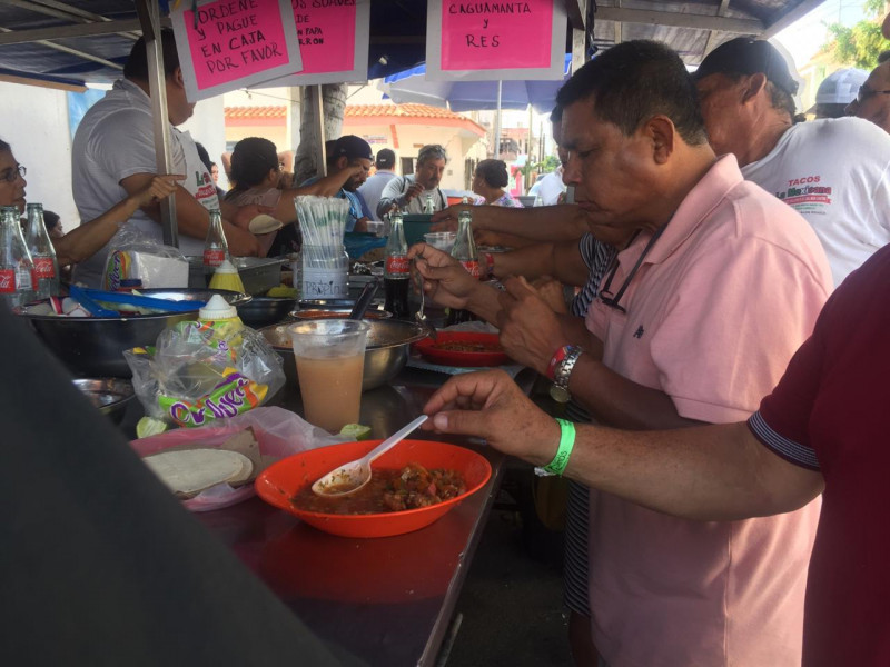 Turistas disfrutan de las delicias culinarias de Mazatlán