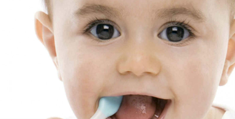 Candidiasis bucal es un hongo que permanece dentro de la boca de los niños
