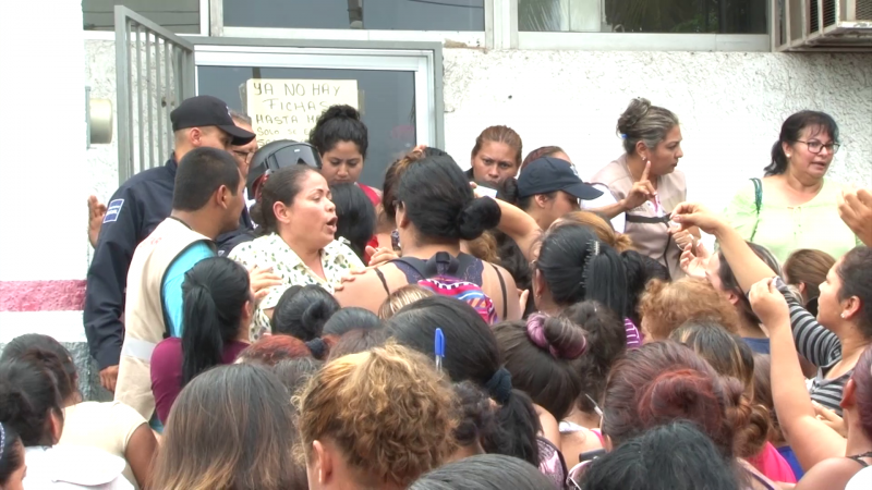 Solicitantes de becas, bloquean avenida Gabriel Leyva