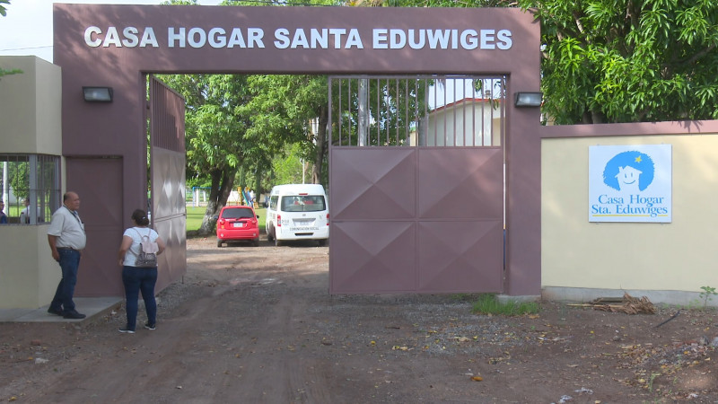 Entregan apoyos a niños de la casa hogar Santa Eduwiges