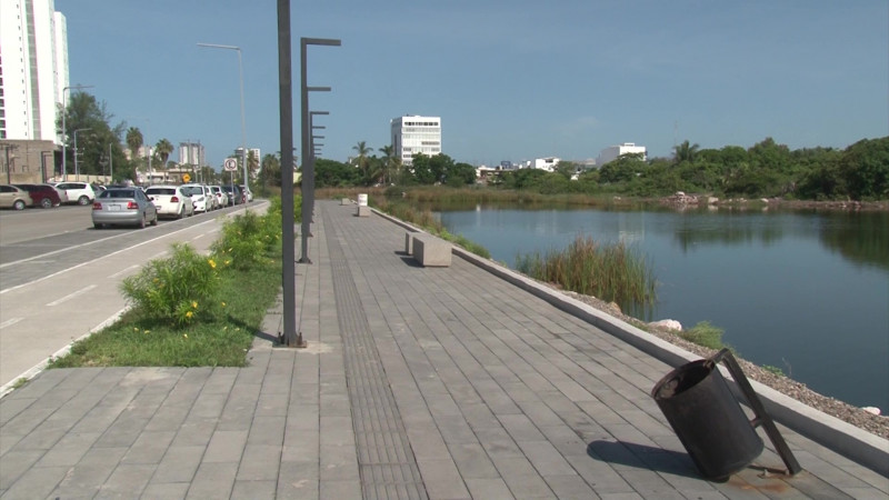 Se roban botes de basura del Parque Central en Mazatlán