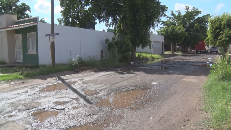 Destrozadas las calles en el Fraccionamiento Riveras de Tamazula