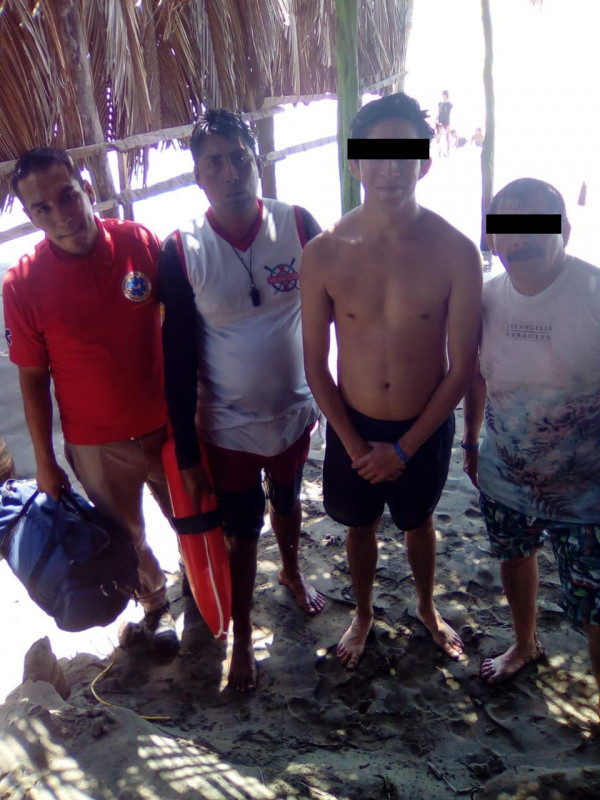 Rescatan a dos turistas en la Isla de la Piedra
