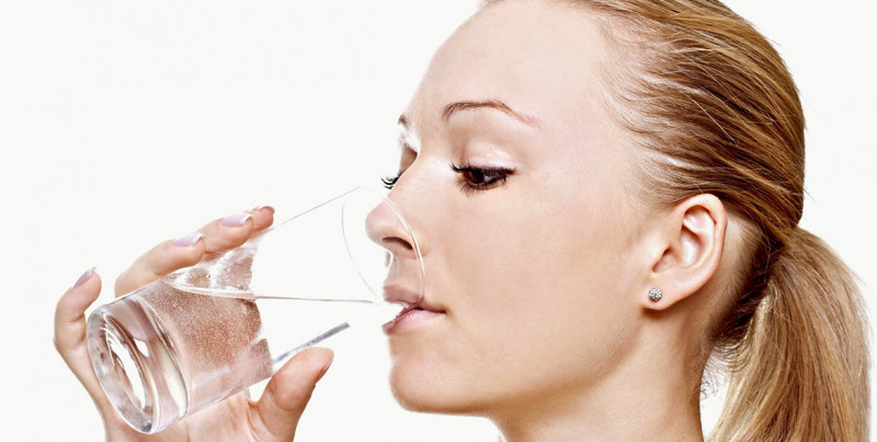 Recomiendan beber al menos dos litros de agua al día