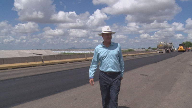 Supervisa Quirino trabajos de reencarpetado de autopista Benito Juárez