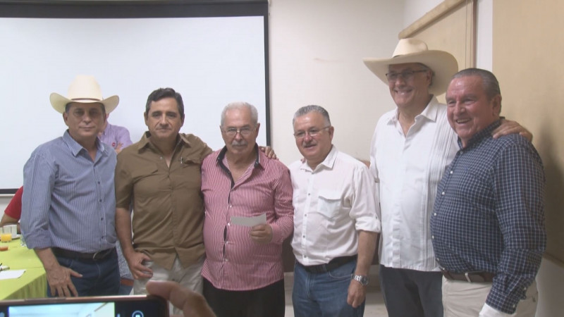 Entregan apoyos a criadores de razas puras que han contribuido al mejoramiento genético