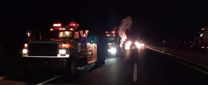 Se incendia camioneta en autopista Mazatlán-Culiacán
