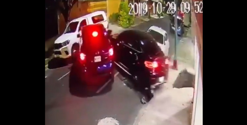 ¡Como de película! Hombre embiste con su camioneta a secuestradores