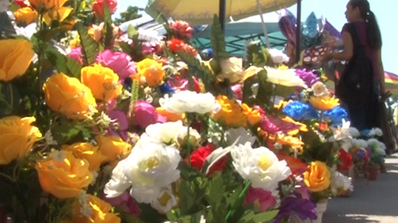 Arranca favorablemente la venta de flores en panteones de Mazatlán