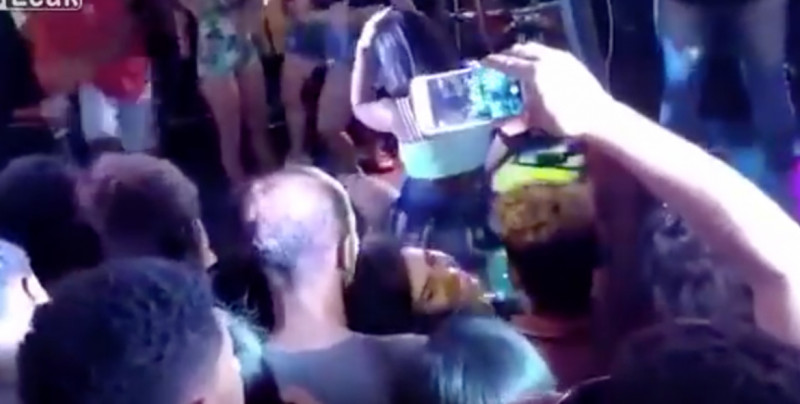 VIDEO: Joven patea en el rostro a su novia por "perrear" en público