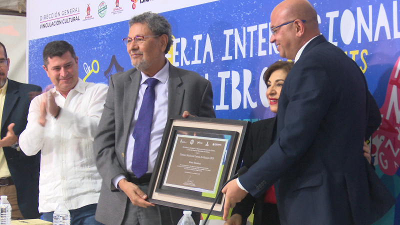 Entregan premio 'Letras de Sinaloa' a Élmer Mendoza