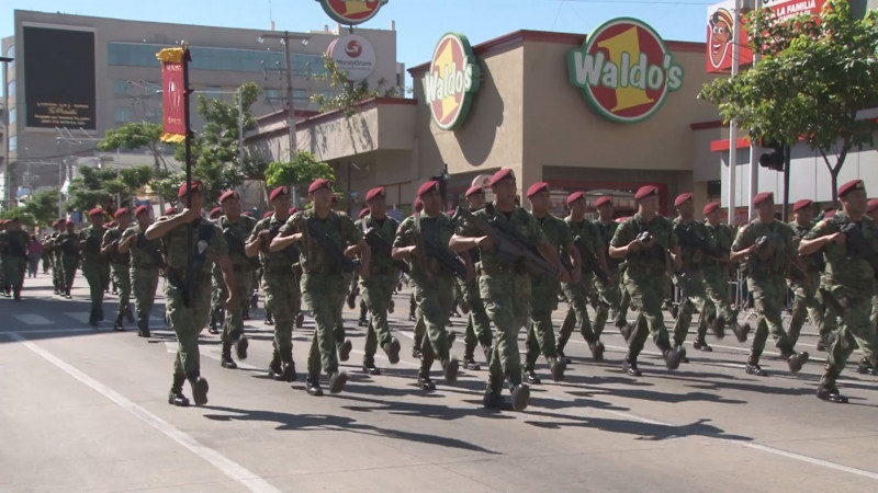 El ejército mexicano muestra en Culiacán parte de su fuerza solo en un desfile militar