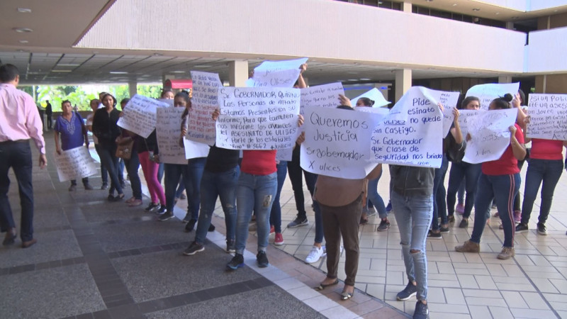 Vecinos de Altata exigen justicia para Ulises, se manifiestan en Palacio de Gobierno