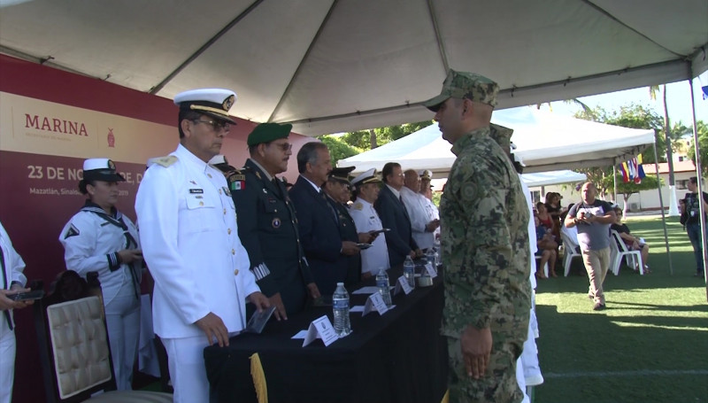 Con ascensos y condecoraciones, se conmemora el Día de la Armada de México