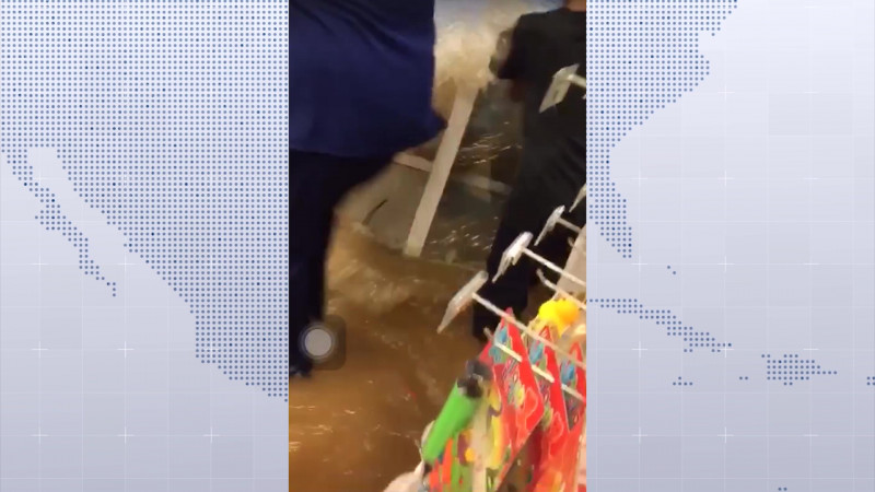 Así la intensidad del agua en una tienda de conveniencia de Mazatlán