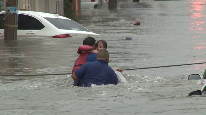 Rescatan a familias de la colonia López Mateos, tras inundación